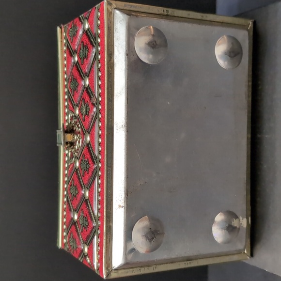 VGT, Medieval Themed Treasure Chest Red/Gold Trinket Box. - Picture 5 of 9